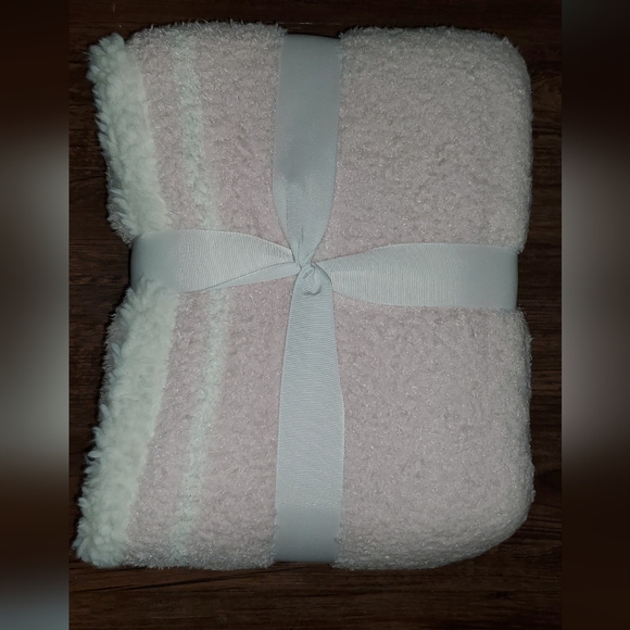 New Ugg Pink Shell Anabelle Baby Blanket 31 x 41 - Picture 3 of 4